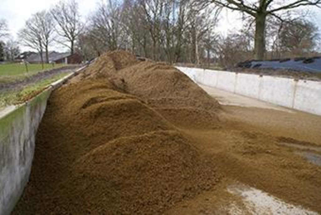 Manure separation to better distribute organic matter
