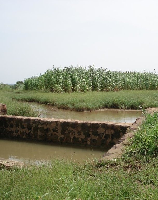 Water-spreading weirs