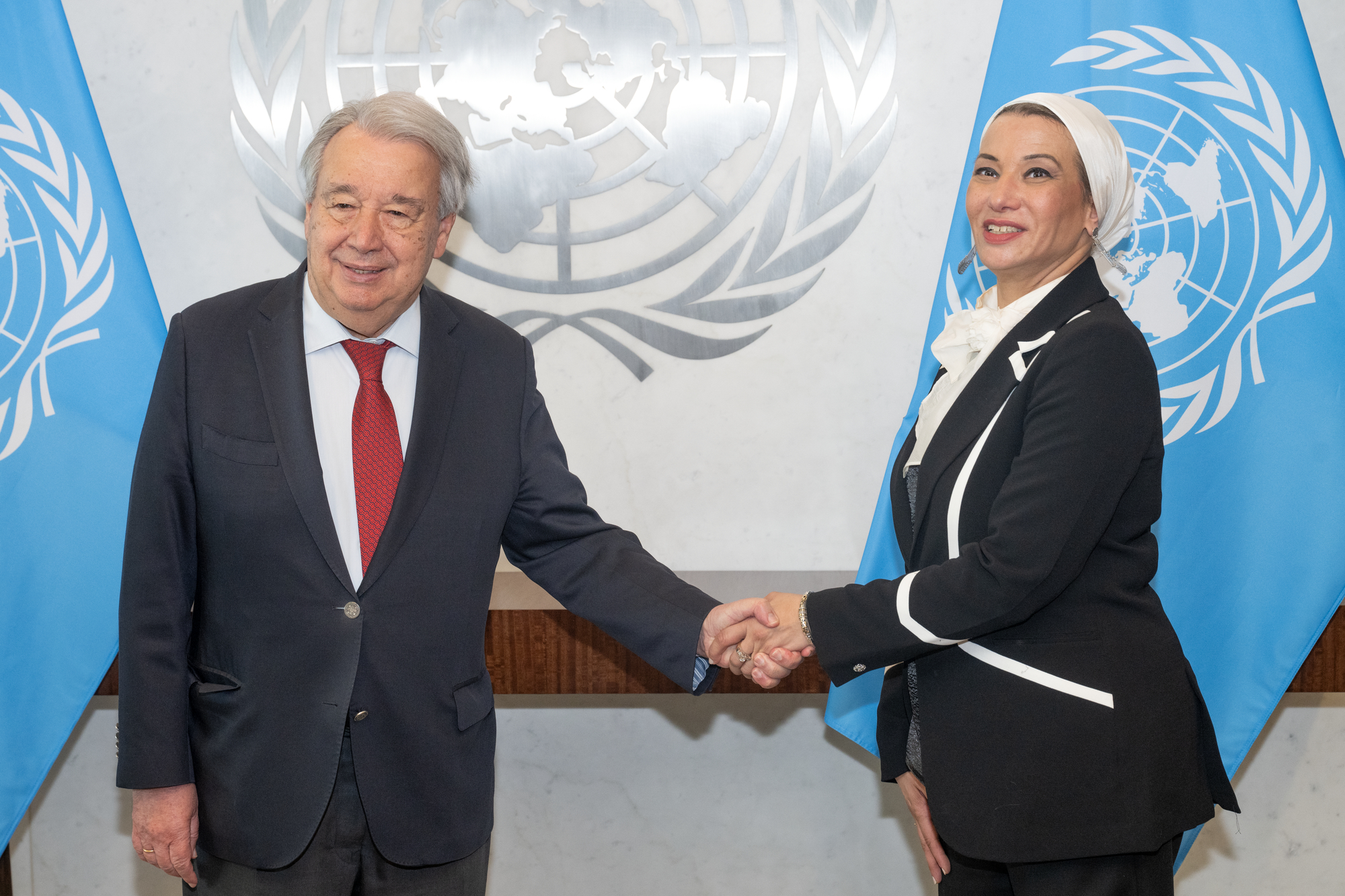 Yasmine Fouad and Antonio Guterres shaking hands